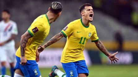 Philippe Coutinho marcó uno de los goles de Brasil contra Paraguay.