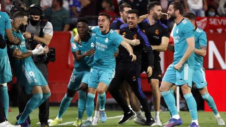 La celebración de los jugadores del Real Madrid tras el gol de Karim Benzema para el triunfo contra el Sevilla.