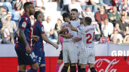 El mexicano ‘Tecatito‘ Corona es felicitado por sus compañeros tras su primer gol en el partido para Sevilla ante Levante.