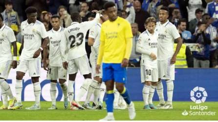 El hondureño Antony ‘Choco‘ Lozano del Cádiz se lamenta tras el primer gol del Real Madrid, en el estadio Santiago Bernabéu.