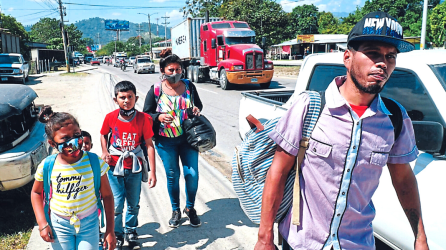 Familias enteras salen cada día del país.