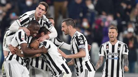 Jugadores de la Juventus festejan el gol de Federico Bernardeschi para el 1-0 ante la Fiorentina.