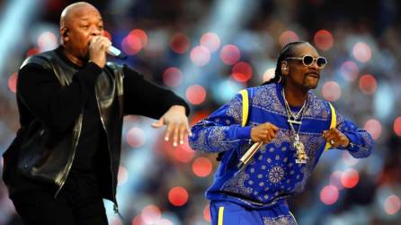 Los raperos estadounidenses Dr. Dre y Snoop Dogg durante el espectáculo del medio tiempo del Super Bowl LVI, en el SoFi Stadium.