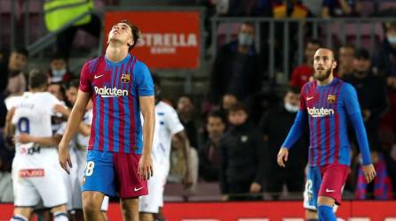 El lamento de los jugadores del Barcelona tras el gol del Alavés.