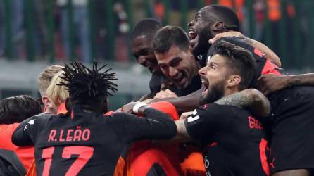Los futbolistas del AC Milan festejando el gol de la remontada contra Hellas Verona.