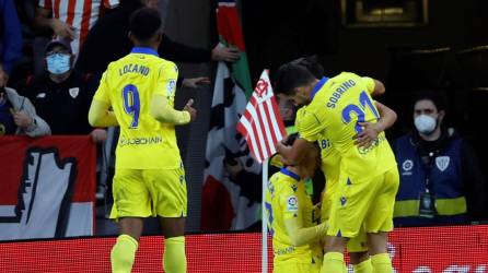 El ‘Choco‘ Lozano se acerca a celebrar con sus compañeros el gol de Salvi Sánchez ante Athletic de Bilbao.