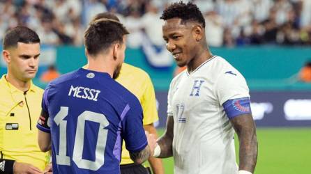 Romell Quioto saludando a Messi en el saludo de los capitanes antes del inicio del partido Argentina-Honduras.