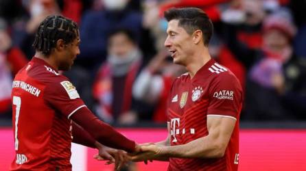 Serge Gnabry y Robert Lewandowski celebrando uno de los goles contra el Hoffenheim.