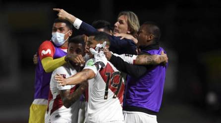 El entrenador de Perú, Ricardo Gareca, celebrando el triunfo en Venezuela con sus jugadores.