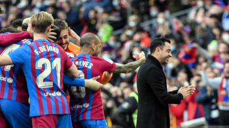 Los jugadores del Barcelona celebrando el gol de Dani Alves con Xavi Hernández.
