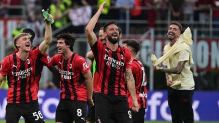 Jugadores del AC Milan festejando el triunfo contra el Atalanta que los acerca al título de la Serie A.