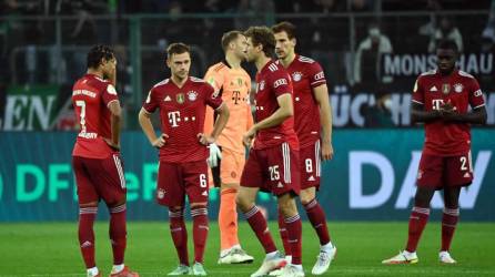 Jugadores del Bayern Múnich, tristes por la eliminación ante el Borussia Mönchengladbach.