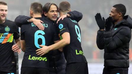 Simone Inzaghi celebrando con sus jugadores el triunfo del Inter de Milán contra el Torino.