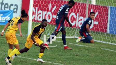 Júnior Lacayo celebrando su gol contra el Motagua en el estadio Nacional Chelato Uclés.