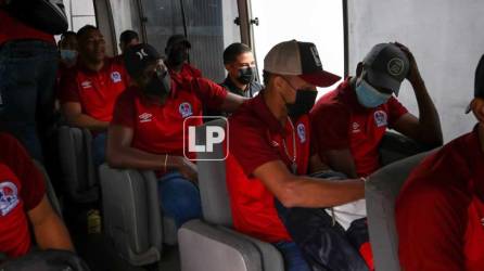 Los jugadores del Olimpia en el autobús camino al aeropuerto para viajar a Estados Unidos.