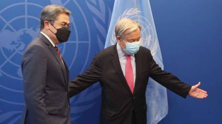 Juan Orlando Hernández, presidente de Honduras, es recibido por el secretario de la Organización de la ONU, António Guterres.