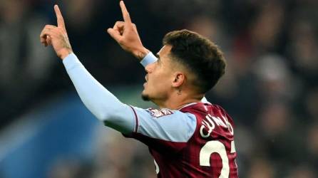 Phillipe Coutinho fue el héroe del Aston Villa para rescatar un empate 2-2 contra el Manchester United.