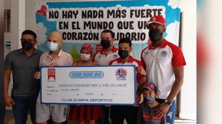 Los jugadores Michaell Chirinos y Jorge Benguché, así como Carlos Will Mejía y Nahúm Pérez entregaron el cheque a la Fundación para el Niño con Cáncer.