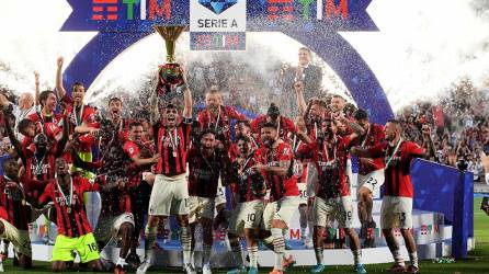 Jugadores del AC Milan celebrando su victoria en Sassuolo y la conquista del título de la Serie A.