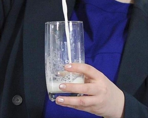 Consumir leche puede retrasar el avance de osteoartritis en la mujer