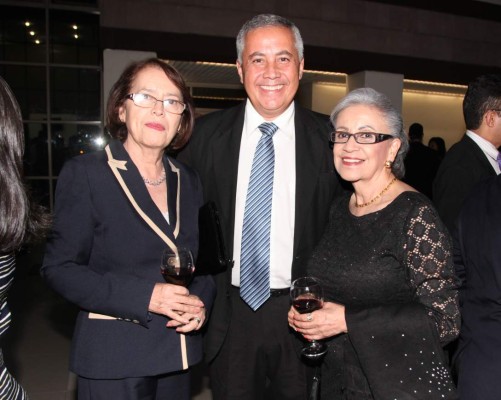 Ricardo Agurcia Fasquelle recibe premio del BCH