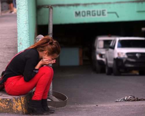 Se bajan de taxi a matar a dos jóvenes
