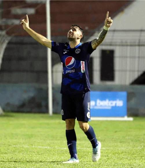La celebralación de Agustín Auzmendi tras su tercer gol del partido.