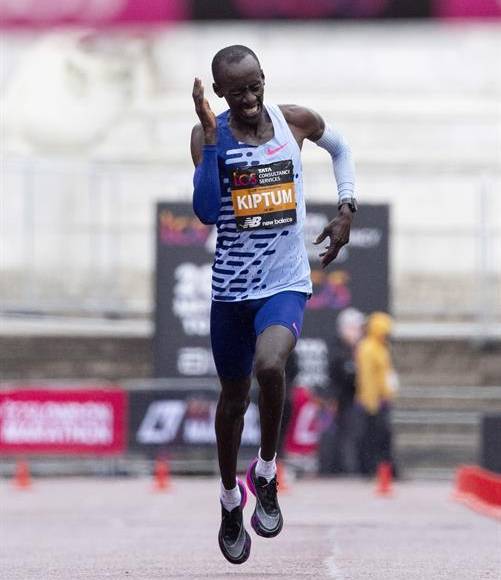 “Había algunas personas que llegaron hace unos días buscando a Kiptum, pero se negaron a identificarse. Les pedí que me presentase alguna identificación, pero optaron por marcharse”, dijo el padre del atleta, Samson Cheruiyot, en declaraciones recogidas por los medios locales.