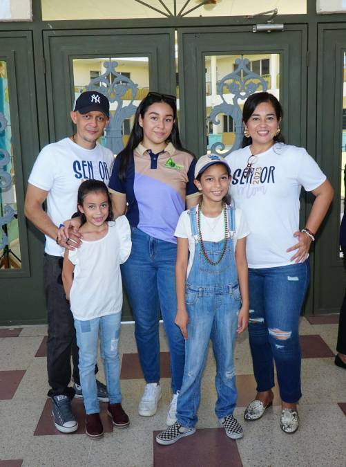 Ramón Mejía, Antonella Mejía, Daniela Mejía, Andrea Mejía y Lourdes de Mejía