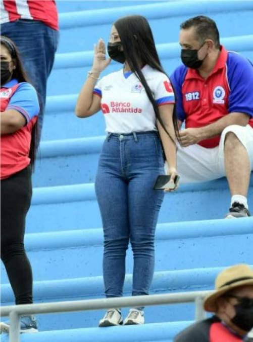 El Olimpia también contó con el apoyo de sus guapas aficionadas.