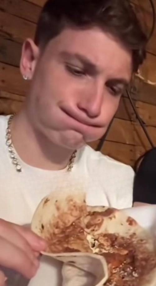 En un video viralizado en redes sociales, se observa al joven Juninho Manella hacer una mala cara y decir que las baledas de Honduras son horribles.