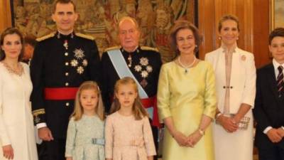 Los reyes Felipe y Letizia en compañía de su familia.