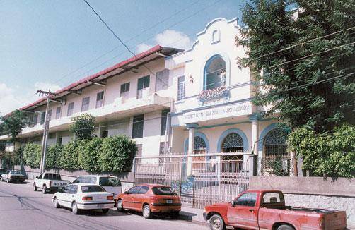 El Instituto María Auxiliadora es quizá el colegio católico más conocido de San Pedro Sula. Cuenta con 84 años de fundación y aunque desde fu fundación fue únicamente para mujeres, hace unos años pasó a un sistema mixto y bilingüe. 