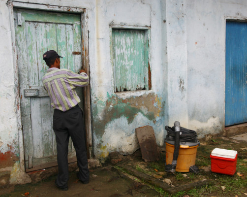Camina 12 horas vendiendo agua para ganar L50