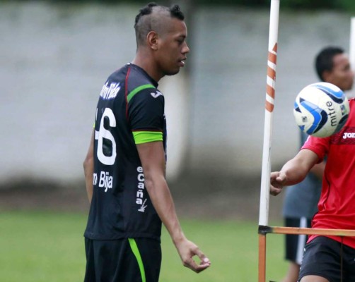 Denovan Torres es bautizado tras su debu con el Marathón