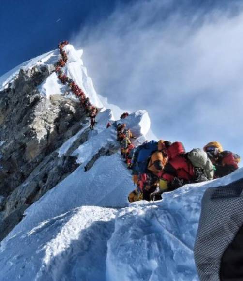 Se trata de la temporada más cruenta en el Everest desde 2015. El año pasado murieron cinco personas. Al menos cuatro de los decesos de esta temporada se atribuyen a los atascos, que hacen perder un tiempo precioso y aumentan los riesgos de congelación, agotamiento y mal de altura.