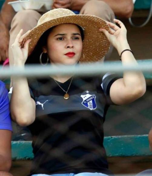 Una bella aficionada del Honduras Progreso apoyando a su equipo frente al Olimpia.