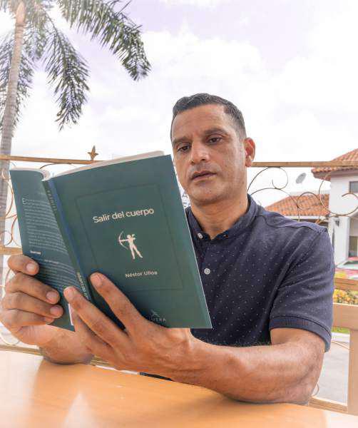 Nombre: Néstor Ulloa. Origen: Comayagua. Editorial: Efímera. Profesión: Es licenciado en Letras y sacó una Maestría en Literatura Hispanoamericana en la Universidad de Salamanca. Sus libros publicados: “Sol de medianoche” (2003); “Los espejos de Carlos” (2006); “Detrás de la sed” (2014) y “Salir del cuerpo” (2021).