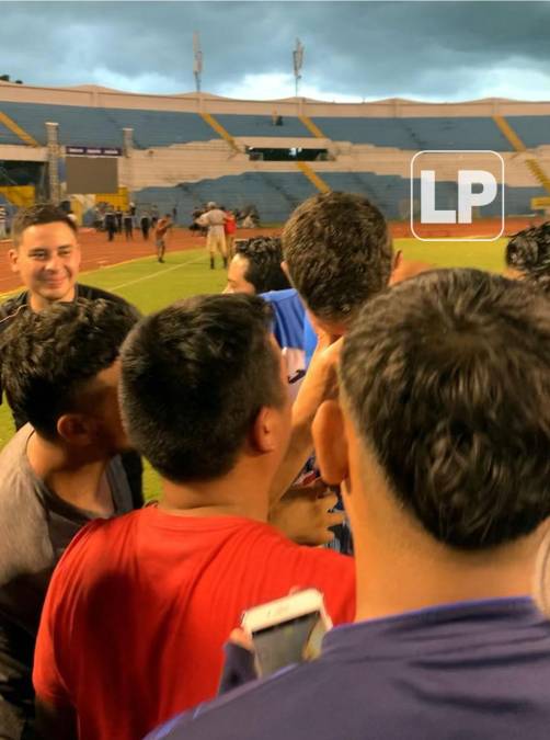 Jonathan Rougier terminó llorando sobre el campo del Olímpico cuando aficionados del Motagua le mostraron su apoyo y le pidieron que se quedara en el equipo, pues se le venció el contrato.
