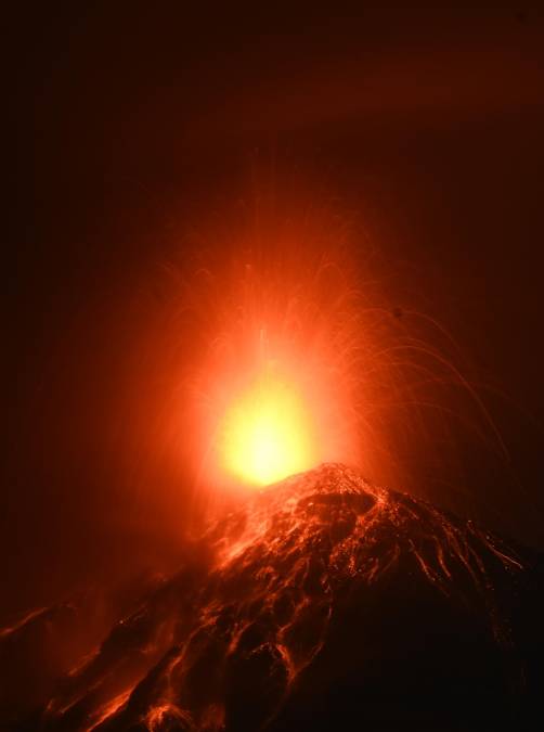 De acuerdo a la misma fuente, se ha generado un flujo de lava de una longitud de 800 metros y no se descartan nuevas avalanchas de lava en el volcán.