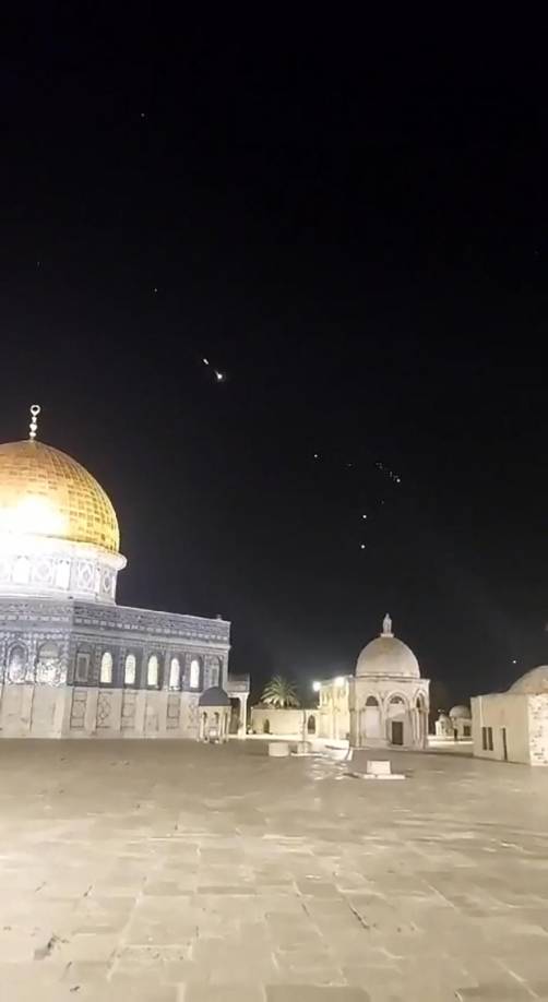 La República Islámica lanzó el sábado su primer ataque directo contra <b>Israel</b>, marcando una importante escalada del conflicto entre los dos enemigos regionales y con la guerra entre el ejército israelí y los combatientes de Hamás en la Franja de Gaza como telón de fondo. 