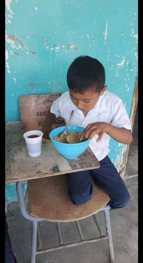 En el suelo reciben clases niños de El Merendón de San Pedro Sula