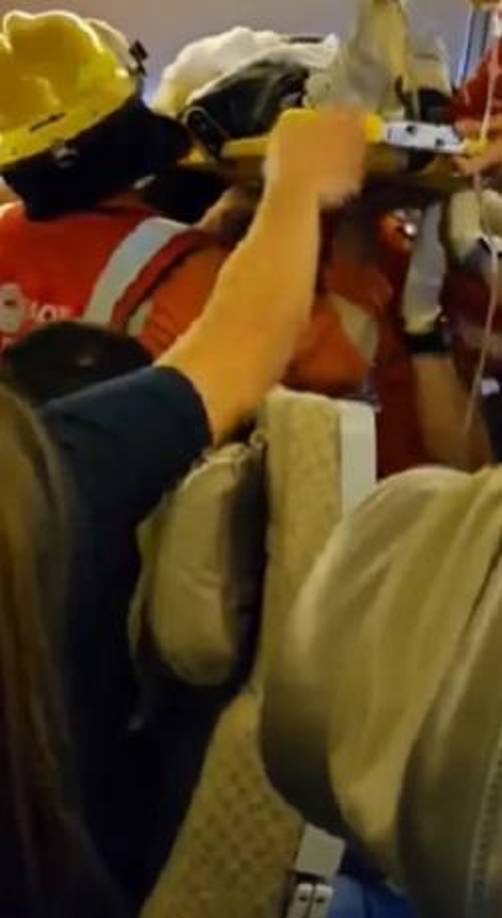 “Confirmamos que hubo heridos y un muerto a bordo del Boeing 777-300ER. En total, había 211 pasajeros y 18 tripulantes a bordo”, indicó la aerolínea en un comunicado publicado en Facebook.