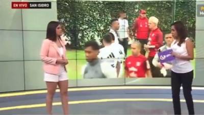 El penoso momento de una conductora por no saber las reglas del fútbol