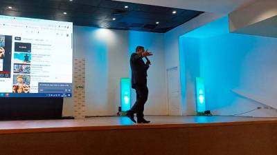 <b><span class=mln_uppercase_mln>ponencia.</span></b> Expositor invitado habla sobre la importancia de la IA.