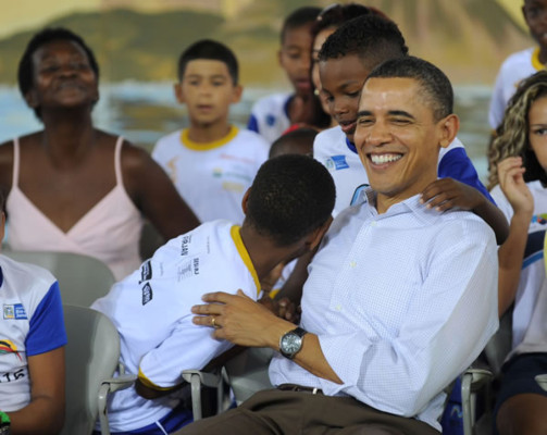 Brasil: Obama juega fútbol con niños de la favela