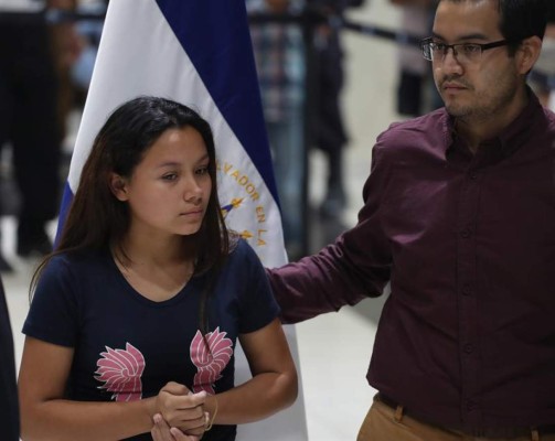 Llega a El Salvador esposa de joven fallecido con su hija al cruzar río Bravo