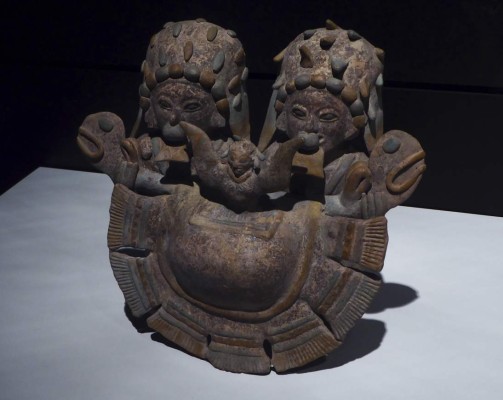 GRA370. PARIS, 15/02/2016.- Una de las esculturas que forman parte de la exposición 'Chamanes et Divinités de l'Équateur précolombien' (Chamanes y divinidades del Ecuador precolombino), compuesta por 256 piezas de los chamanes y las deidades de cuatro grandes culturas costeras del Ecuador precolombino, que ofrece el que el Museo del Quai Branly de París a partir de mañana. EFE/María Luisa Gaspar