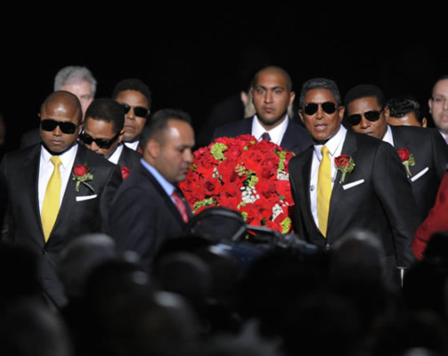 Parientes y famosos rinden homenaje a Jackson