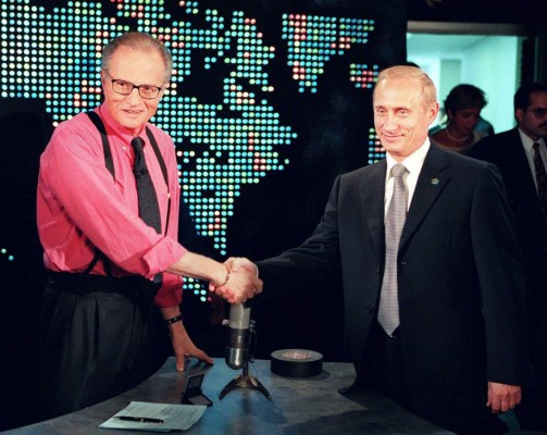 (FILES) In this file photo taken on September 07, 2000, Russian President Vladimir Putin (R) shakes hands with CNN interviewer Larry King before the start his interview in New York. - The iconic TV and radio interviewer Larry King died January 23, 2021, at the age of 87, his media company said. Ora Media did not state a cause of death but media reports said King had been battling Covid-19 for weeks and had suffered several health problems in recent years. (Photo by JOSHUA ROBERTS / AFP)